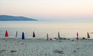 FOTO NEWS | Soverato – Ombrelloni abusivi nella spiaggia libera