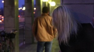 Perseguitava la vittima sul posto di lavoro, giovane donna accusata di stalking