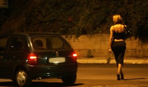 Violentata ed obbligata a prostituirsi, arrestato 19enne