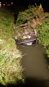 Auto finisce in un canale dopo incidente, conducente salvato da Vigili del Fuoco