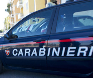 Il clan non gli paga lo “stipendio”, spara dal balcone e uccide la persona sbagliata