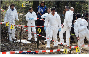 Cadavere scoperto da alcuni motociclisti in campagna, indagini