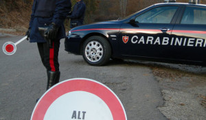 Fugge all’alt e tenta di speronare auto carabinieri, arrestato