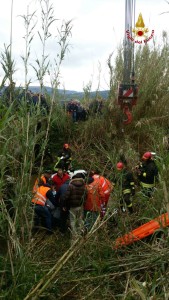 Auto finisce in torrente, due vittime recuperate dai vigili del fuoco