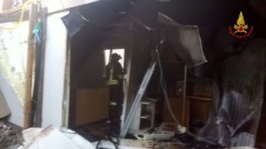 Lamezia Terme – Incendio in un container abitazione