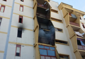 Catanzaro – In fiamme due appartamenti in un palazzo, evacuate famiglie