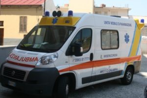 Scontro tra due auto, un morto e due feriti