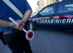 Inveisce contro carabinieri e li prende a morsi, arrestato