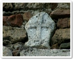 Croce scolpita presente sulla parete esterna della chiesa di Santa Maria della Roccella (Borgia)