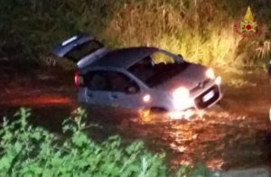 Maltempo – Recuperate dai Vigili del Fuoco alcune auto rimaste bloccate nelle acque di un fiume