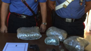 Nascondeva 2 kg di marijuana in casa, arrestato 50enne