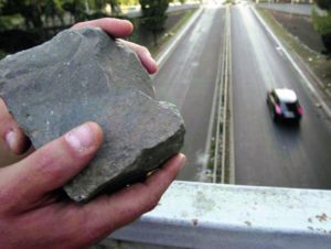 Lanciano pietre dal cavalcavia sulle auto in transito, denunciati due 15enni