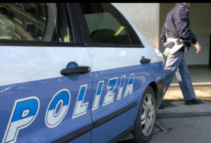 Insulta e minaccia poliziotti con un coltello, arrestato