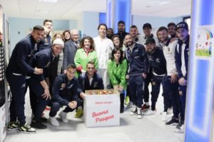 Associazione Diritti Minore, animazione per la Pasqua in ospedale con i calciatori del Catanzaro e le uova Monardo