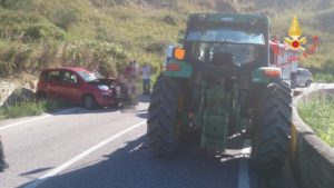 Scontro tra auto e trattore a Squillace, un ferito