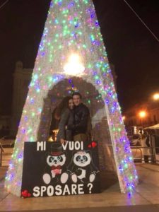 “Mi vuoi sposare”? Sotto l’Albero di Piazza Duomo a Reggio Calabria la romantica richiesta