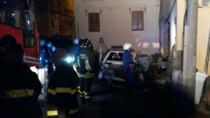 Squillace – Auto distrutta da un incendio doloso