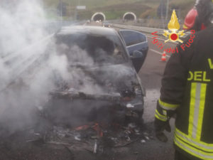 Auto in fiamme sulla Ss 106 a Squillace, nessun ferito