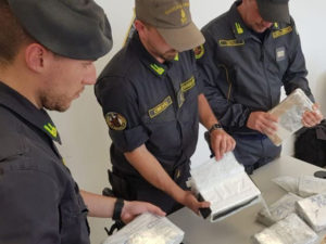 Sette chili di cocaina nascosti nell’auto, 53enne calabrese arrestato in Sardegna