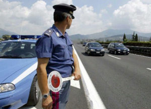 Poliziotto libero dal servizio salva un uomo che stava soffocando