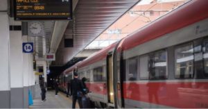 Viaggiatori diretti a Sud respinti alla stazione di Milano: non avevano i requisiti per partire