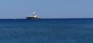 Il super yacht “Stella Maris” solca le acque del golfo di Squillace