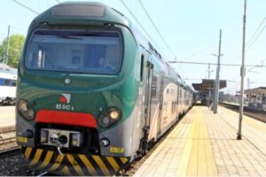 Positiva e con obbligo di quarantena viene sorpresa mentre viaggia in treno, 39enne denunciata