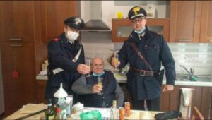 94enne chiama i Carabinieri per un brindisi di Natale: “Sono solo in casa”