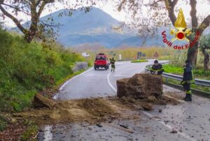 Masso sulla sede stradale, tratto interrotto