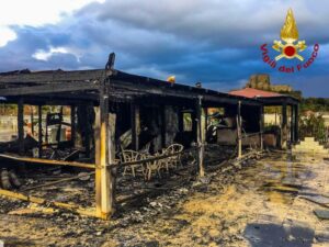 Stabilimento balneare distrutto da un incendio, indagini sulle cause