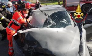 Violento impatto di un’auto contro muretto, un ferito trasportato in ospedale