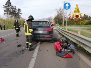 Scontro tra auto e una moto, muore centauro di 41 anni