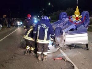 Scontro tra due auto sulla Ss 106, un ferito trasportato in ospedale