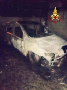 Auto in fiamme nella notte nel catanzarese, ipotesi dolosa