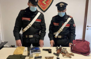 In auto con un’arma clandestina, 30enne arrestato