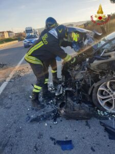 Scontro tra due auto sulla Ss 106, tre feriti trasportati in ospedale