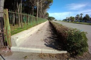 Ripulito di tutto punto un tratto del lungomare a Squillace Lido