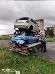 FOTO NEWS | Catanzaro, rimosse le auto abbandonate in Via Teano