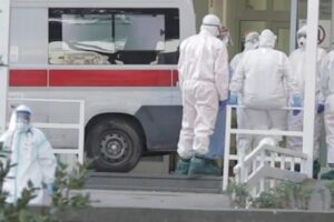 Morta di Covid, la furia dei parenti in ospedale: “Dateci la salma”. Ferito operatore sanitario