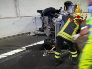 Scontro tra due auto in galleria sulla SS 106, una si ribalta. Feriti due coniugi anziani