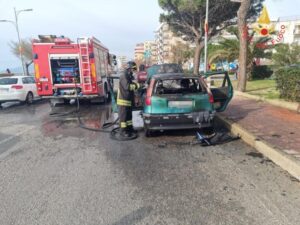 Auto in fiamme sul lungomare di Catanzaro, in salvo una coppia