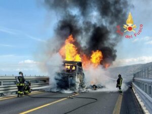 In fiamme sull’A2 un autocarro adibito al trasporto di salumi