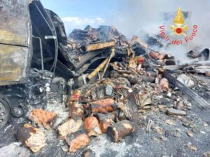 Mezzo pesante in fiamme, temporaneamente interdetto il transito lungo l’A2 “Autostrada del Mediterraneo”