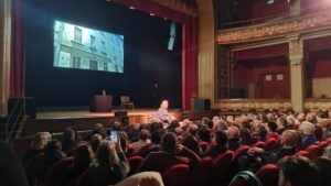 Risate e applausi per Beppe Grillo a Lamezia Terme. Dopo un partito ora fonda un Movimento Religioso