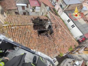 Incendio in un rudere abbandonato, intervento dei vigili del fuoco