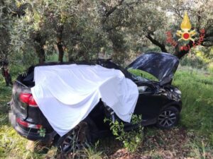 Perde il controllo dell’auto e sbatte contro un albero, muore il conducente