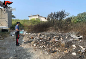 Appiccano incendio e vengono sorpresi dai carabinieri, due arresti