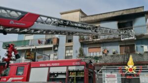 Abitazione in fiamme a Catanzaro, intervento dei vigili del fuoco