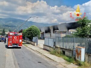 Capannone adibito a deposito di mobili in fiamme, intervento dei vigili del fuoco