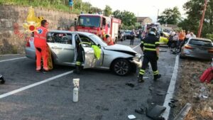 Violento scontro tra due auto, feriti i conducenti